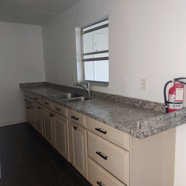 Building Photo - 1213 SW 48th Ter