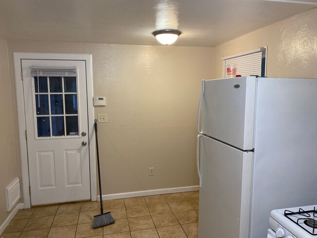 Building Photo - Gorgeous 2 bedroom1 bathoom mid-centutry r...