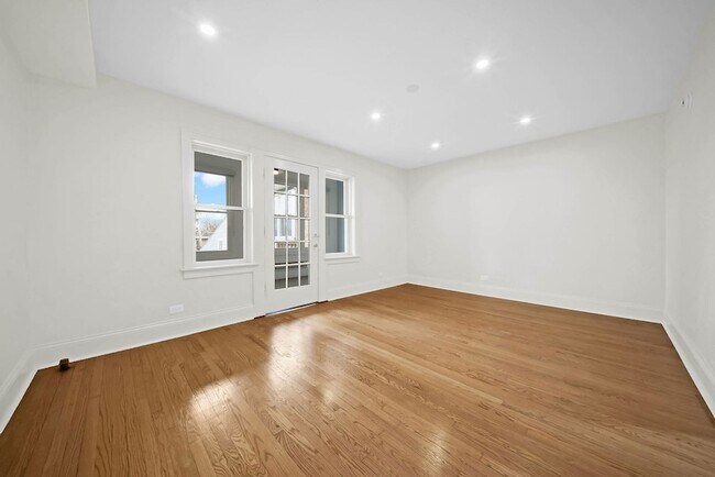 Building Photo - 19 E 1st St