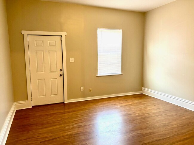 Building Photo - Spacious 4 bedroom in Portland-Section 8 Accepted **1/2 off first months rent**