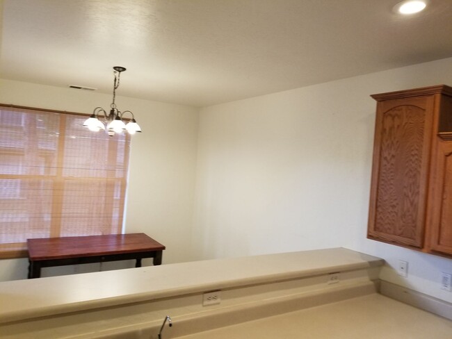 Building Photo - Westside 4 Bed, 2.75 Bath Townhouse w/Gara...