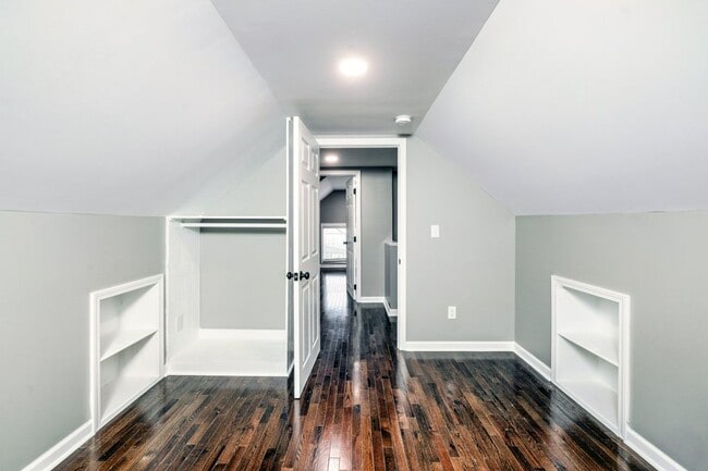 Building Photo - Single Family House! JUST RENOVATED! Centr...
