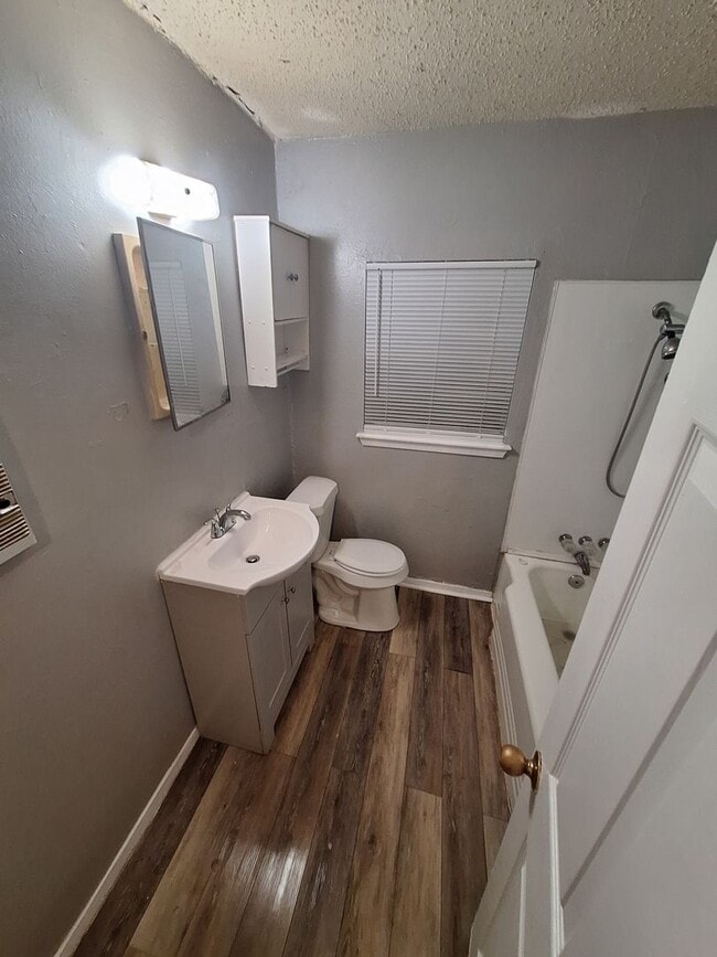 Building Photo - 3 bedroom, 1 bath