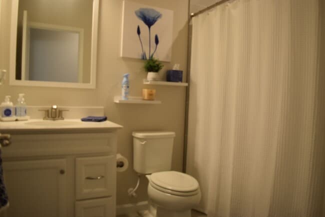 Building Photo - Stunning and elegant fully furnished 3/2/2 villa with Pool, hot tub & Lake views
