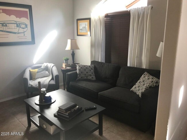 Building Photo - 2725 E Mine Creek Rd