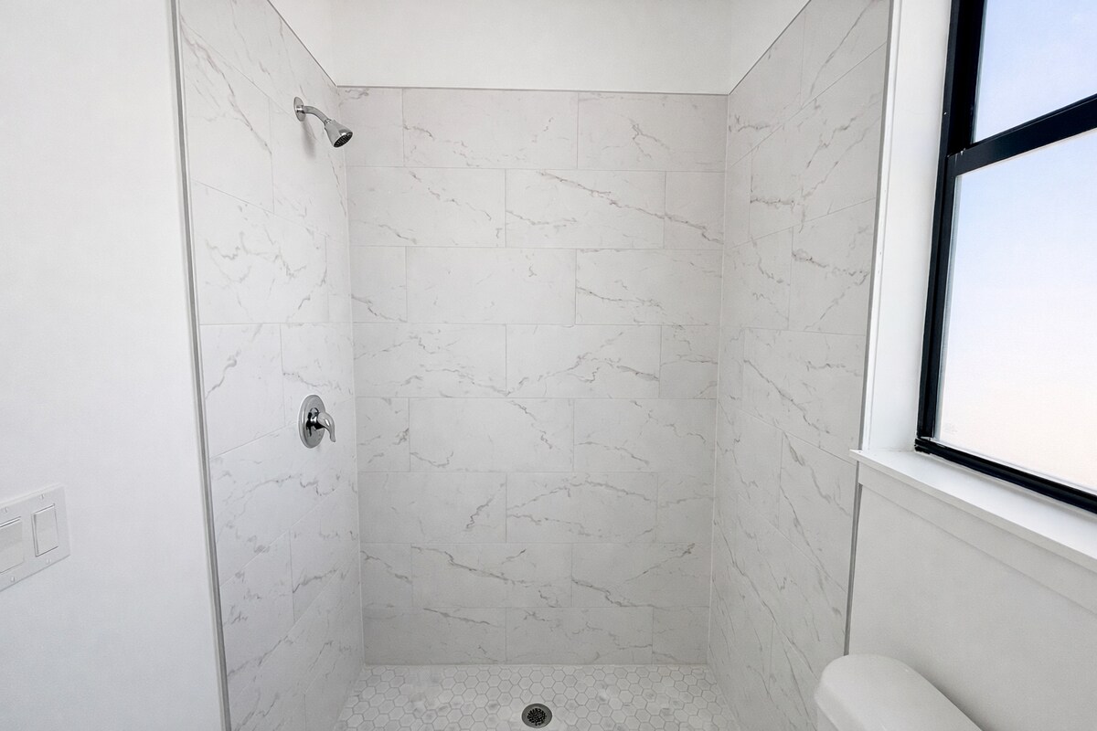 Building Photo - 828 Holmes Ave