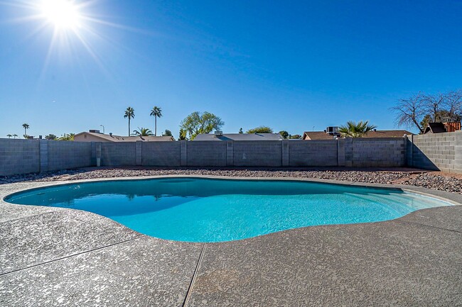 Building Photo - Charming Tempe home with a pool!