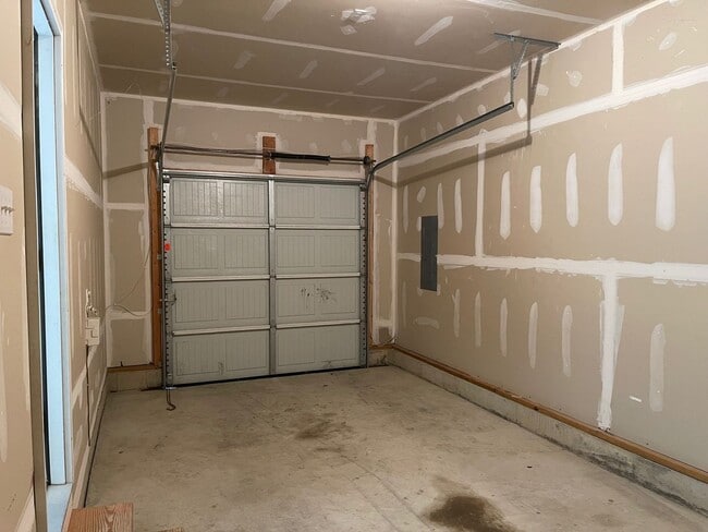 Building Photo - Spacious Duplex close to schools and shopping. Move in mid-June