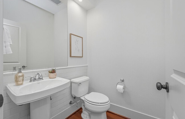 Building Photo - 619 SW Foresta Ter