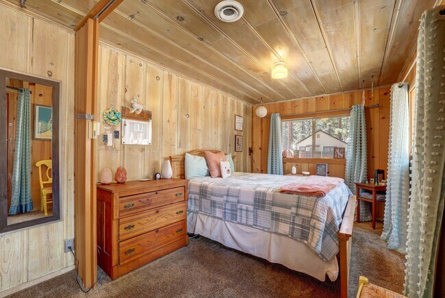 Building Photo - Lovely home with lake views available for ...