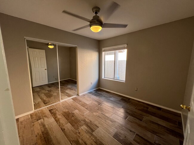 Building Photo - 910 N Swan Dr