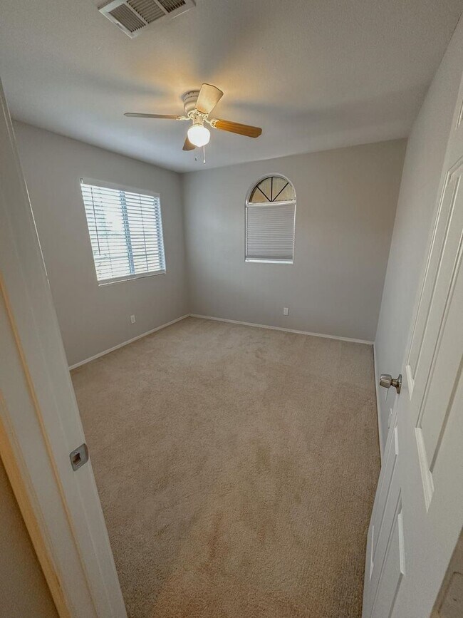 Building Photo - Spacious 3 Bedroom, 2.5 Bath Home with No ...