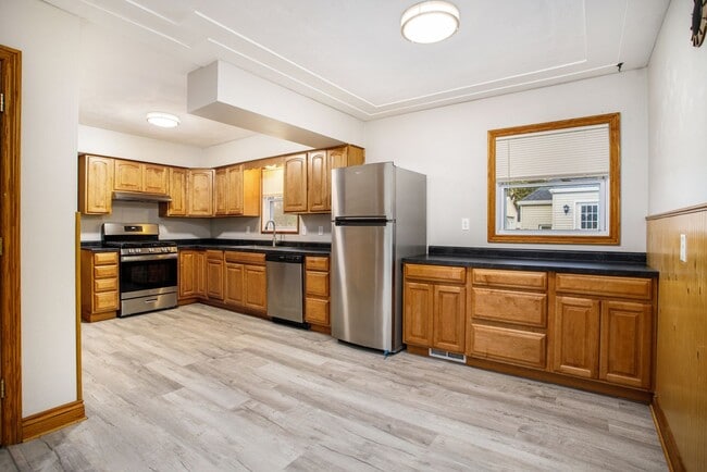 Building Photo - Beautiful Remodeled 3/1 home with large yard! - Ask about our Deposit Free Leasing opportunity!