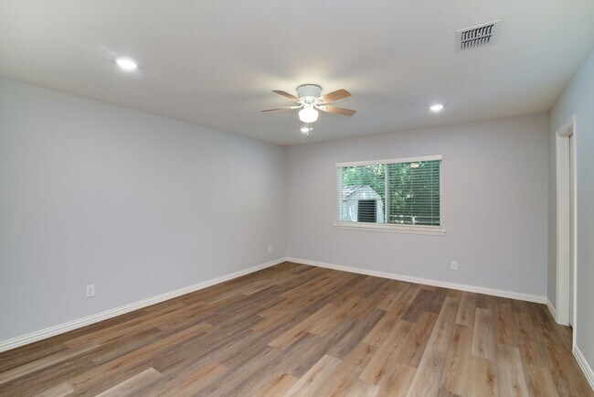 Building Photo - AVAILABLE NOW! GORGEOUS 3 BEDROOM HOME!