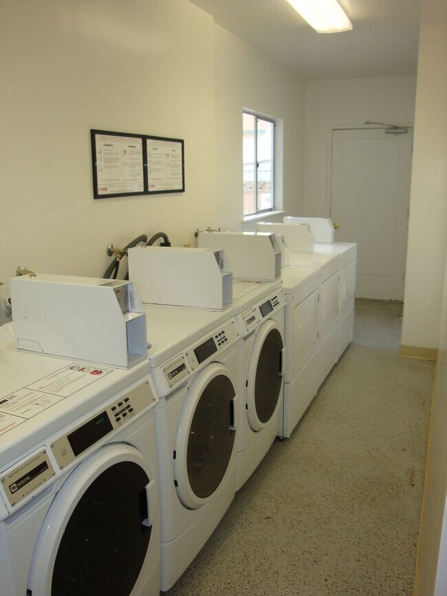 Building Photo - Quaint Apartment Complex in Santa Maria. L...