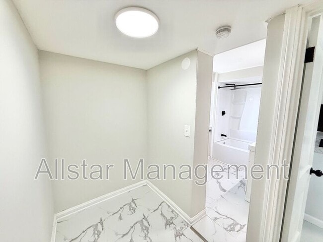 Building Photo - 924 Spring Ave NE