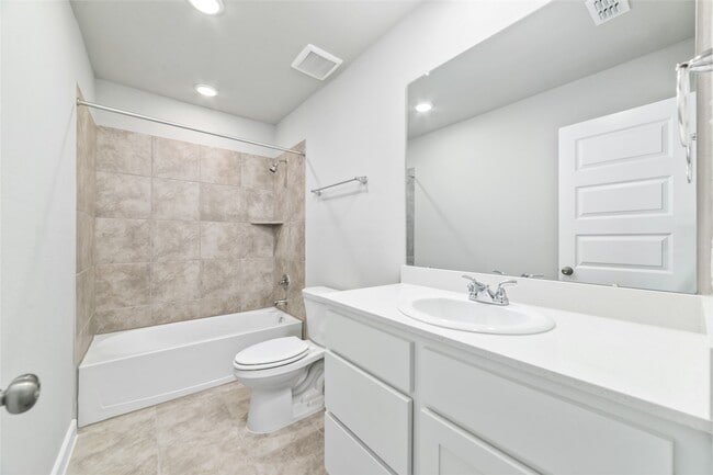 Building Photo - 7246 Clearwater Cv Dr