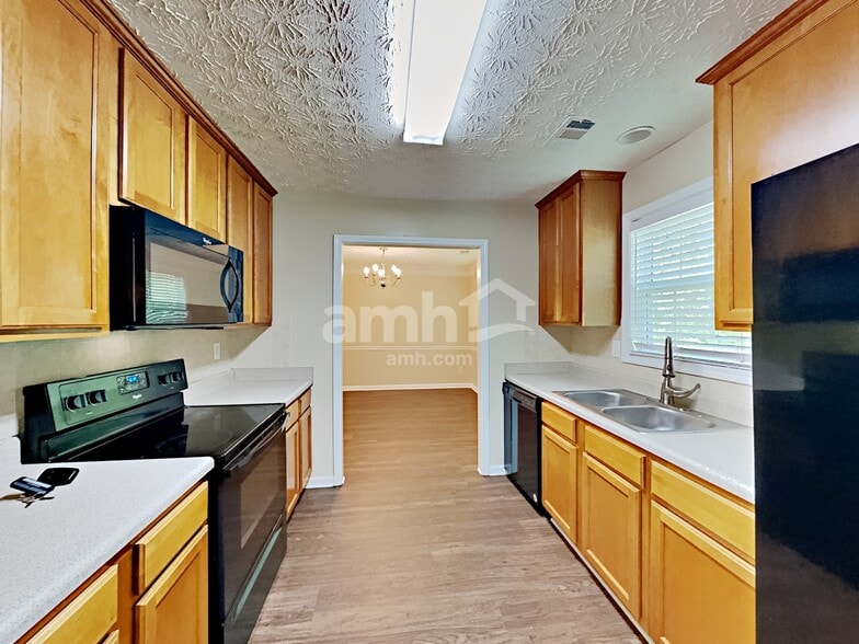 Building Photo - 1307 River Club Dr NE