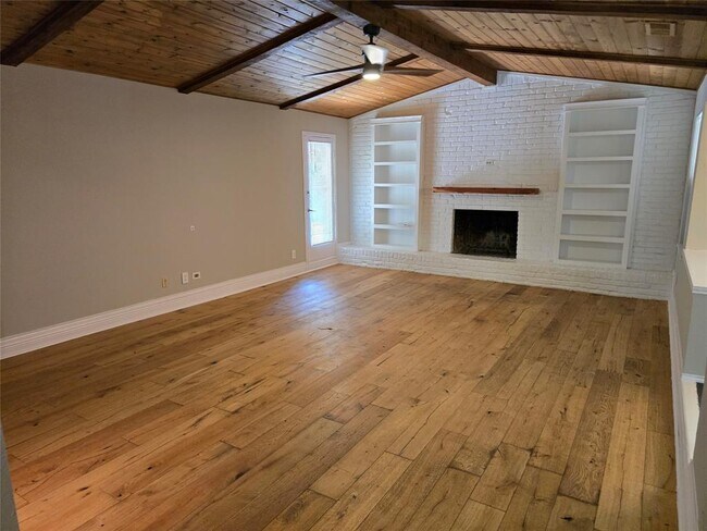 Building Photo - 402 Greenwood Dr