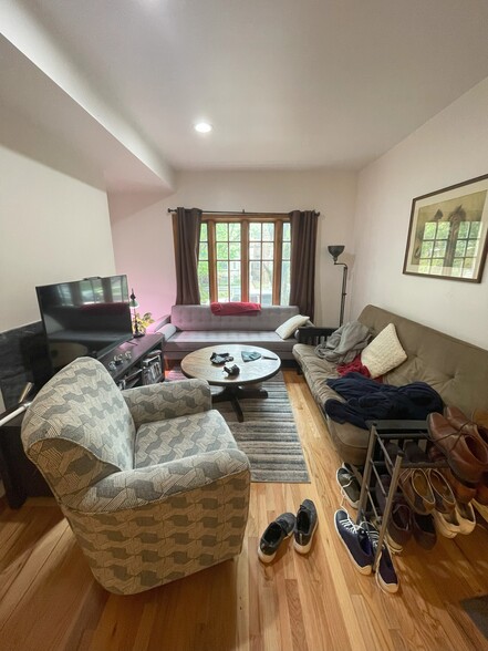 Family Room - 1225 W Roscoe St
