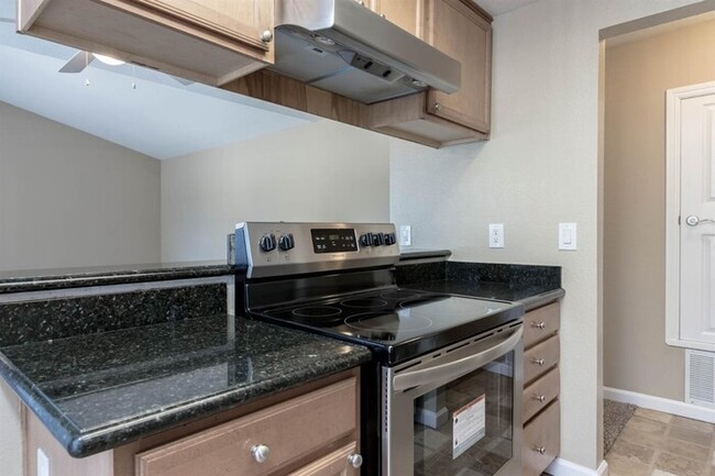 Building Photo - Modesto 2 Bedroom 2 Bath Condo "Parkview V...