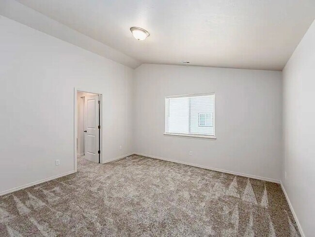 Building Photo - Well, maintained three bedroom 2 1/2 bath ...