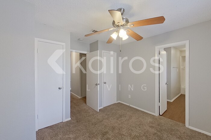 Building Photo - 834 Courtenay Pl