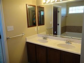 Building Photo - 15008 Fernhill Dr