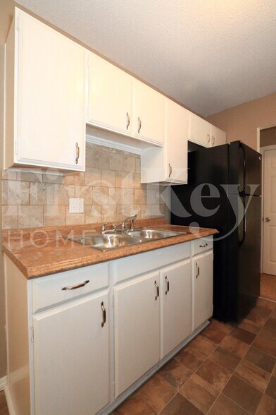 Building Photo - 2335 Bramble Ln