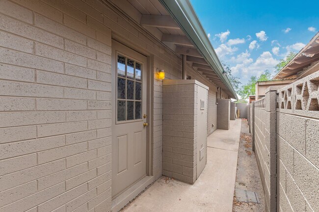 Building Photo - 7153 N 57th Dr