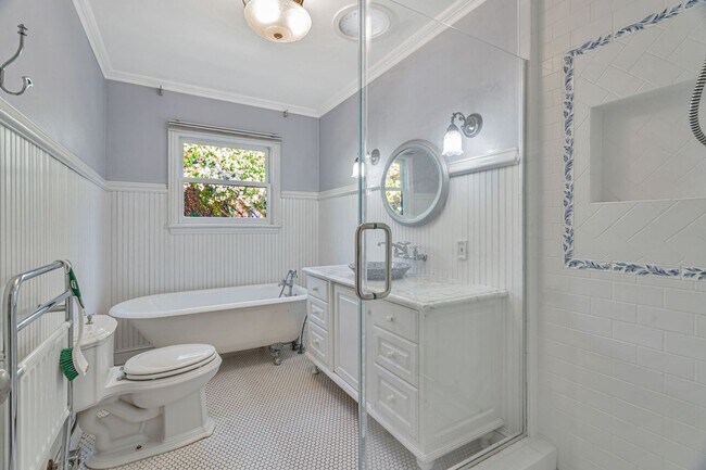 Building Photo - 3BD/2BA Home | Central A/C | 2-Car Garage | Top Schools