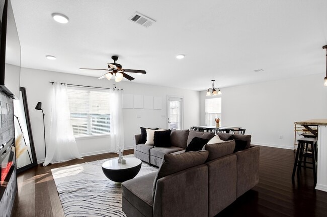 Building Photo - 507 Eisenhower Dr