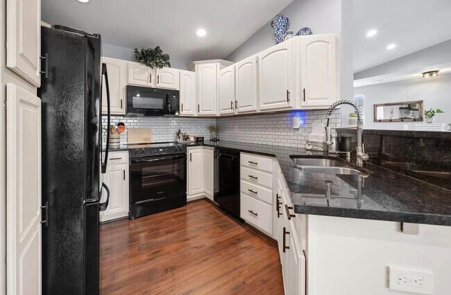 Building Photo - 422 Breezewood Ct