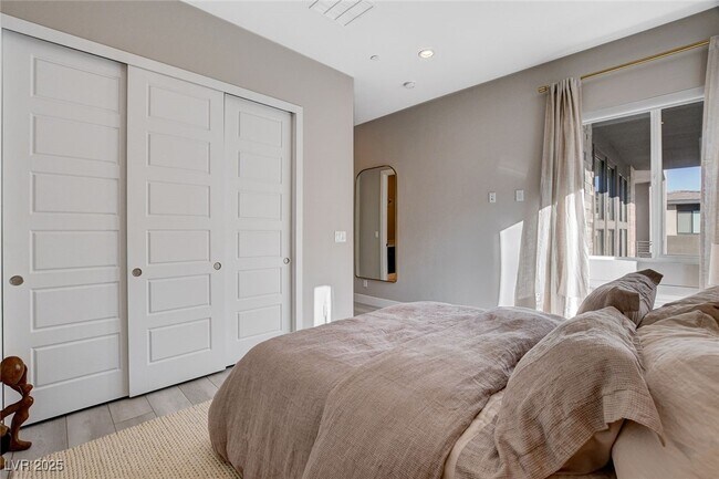 Building Photo - 5289 Feathertop Dr