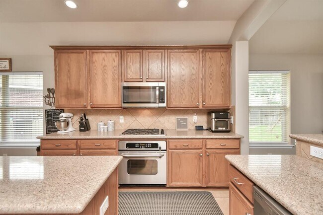 Building Photo - 2103 Breezeway Ln