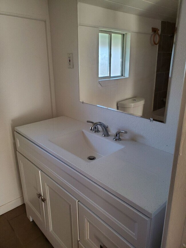 Building Photo - Downtown Charmer