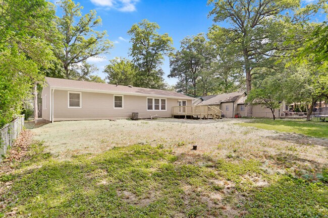 Building Photo - 1101 E Pin Oak Dr