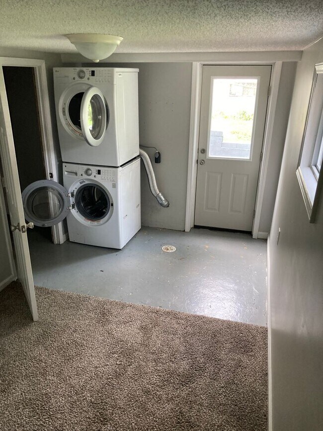 Building Photo - Rental Amount REDUCED!