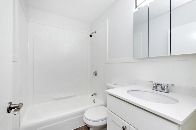 Building Photo - 1045 River St