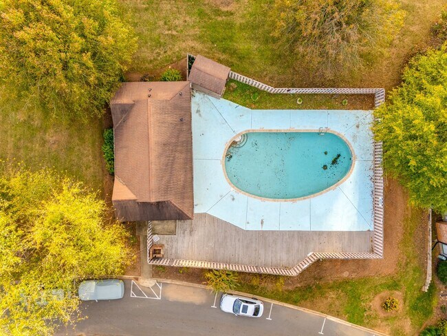 Building Photo - Beautifully remodeled one bedroom, one bath in Lake Wylie Woods!