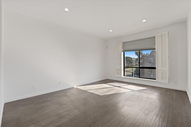 Building Photo - 2175 S Beverly Glen Blvd