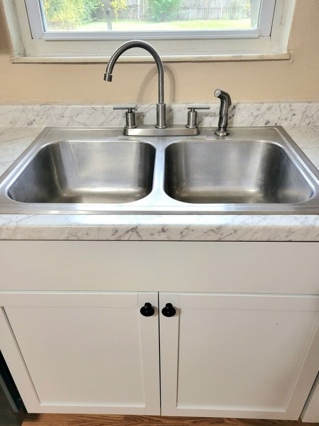 Building Photo - Renovated and Ready to Rent...7 Bradley, P...