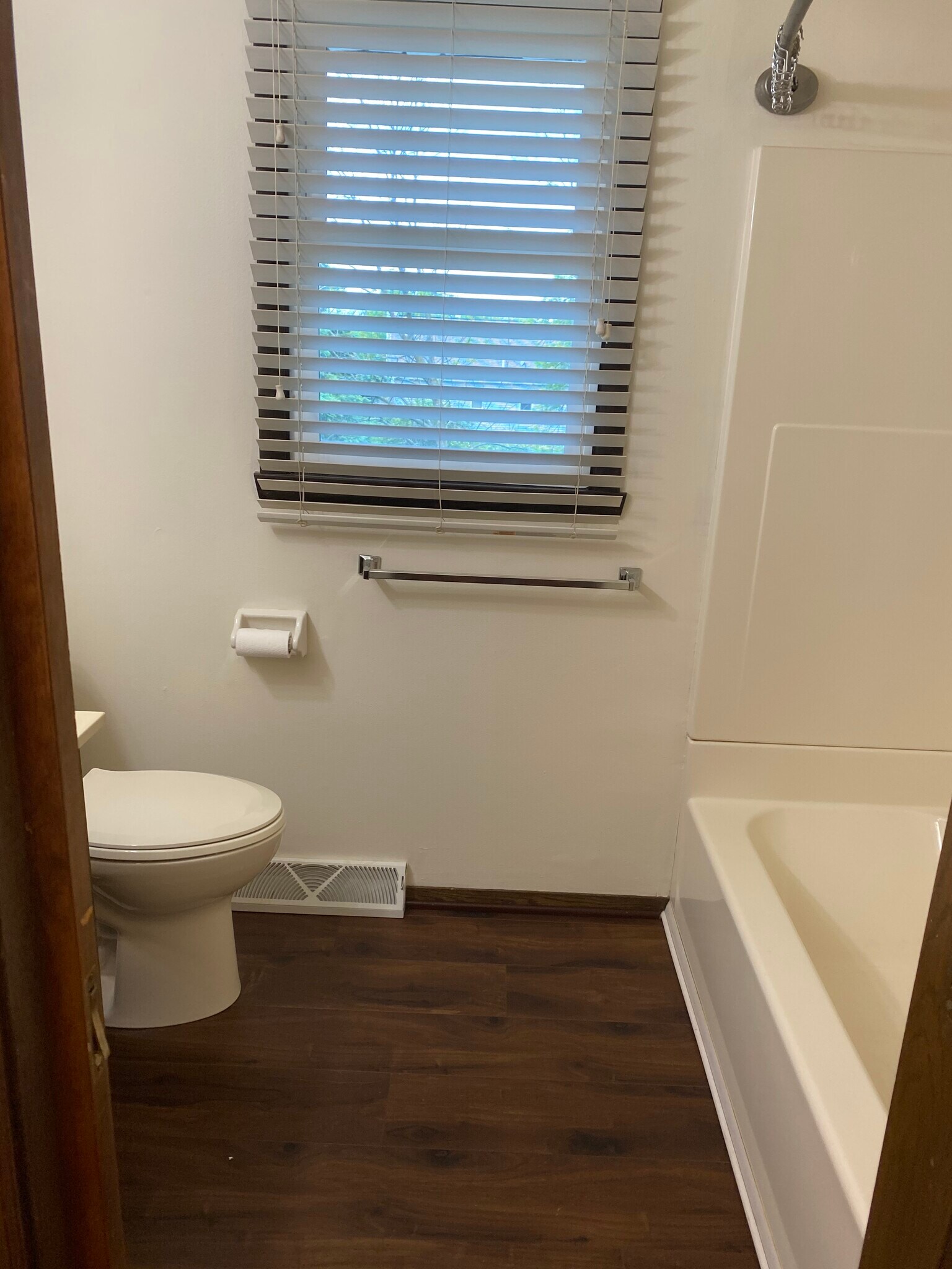 Main bathroom - 525 Forest Ct