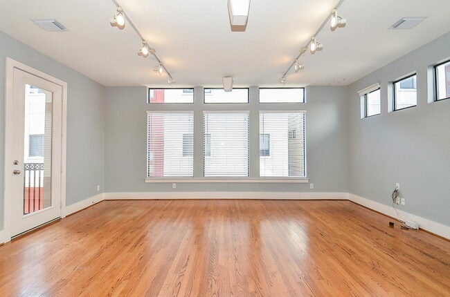 Building Photo - 408 Parker St