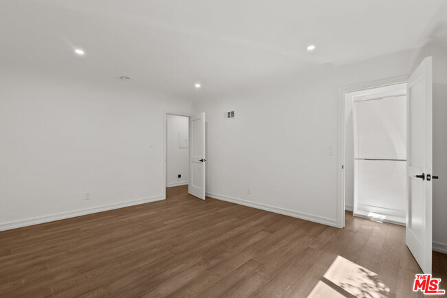 Building Photo - 1527 N Beverly Dr