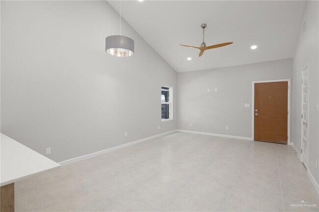 Building Photo - 18 Woodpecker Rd