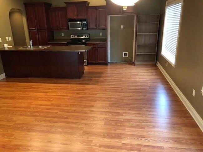 Building Photo - 3 Bedroom, 2 bathroom 1600 square foot single family home