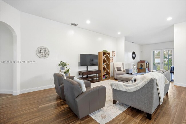 Building Photo - 2615 SE 5th Ct