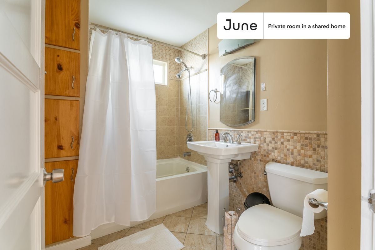 Building Photo - Room in Shared 3 bed/1 bath home