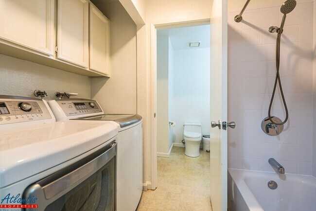 Building Photo - Beautiful Condo | Central A/C | Private Balcony
